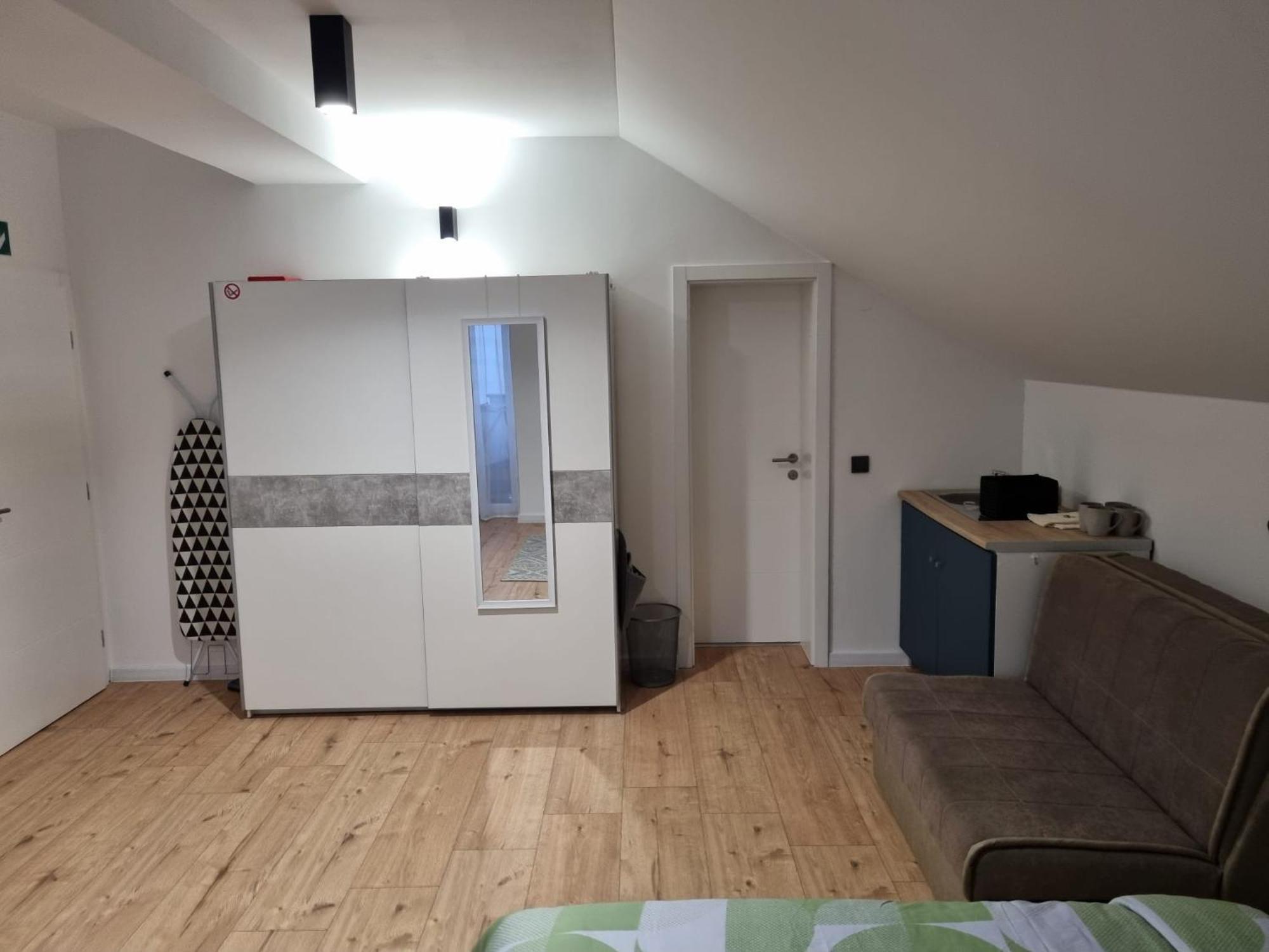 Sobe Marta Hotell Trgovisce Exteriör bild